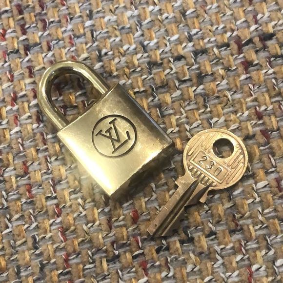 Vintage LV Louis Vuitton Padlock Lock & Key 230 - Picture 13 of 15